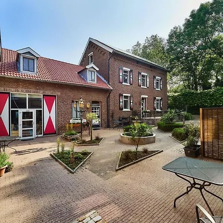 Luxe Familiehuis Voor 12 Personen, 6 Slaapkamers Met Eigen Badkamer, Luxe Keuken, Jetstreambad En Infrarood Sauna En 1 Ha Tuin In Vijlen, Zuid-limburg Tatil Evi
