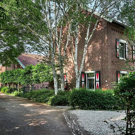 Tatil Evi Luxe Familiehuis Voor 12 Personen, 6 Slaapkamers Met Eigen Badkamer, Luxe Keuken, Jetstreambad En Infrarood Sauna En 1 Ha Tuin In Vijlen, Zuid-limburg *