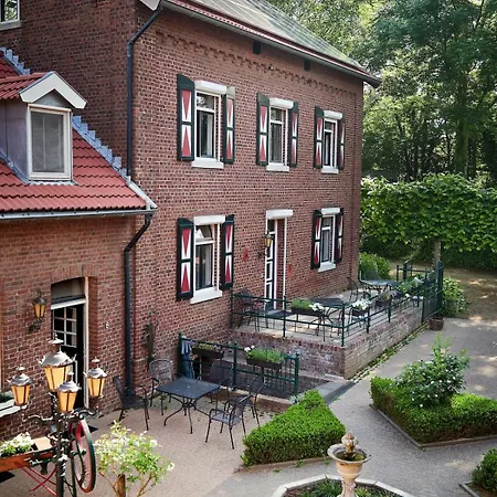 Tatil Evi Luxe Familiehuis Voor 12 Personen, 6 Slaapkamers Met Eigen Badkamer, Luxe Keuken, Jetstreambad En Infrarood Sauna En 1 Ha Tuin In Vijlen, Zuid-limburg Vijlen