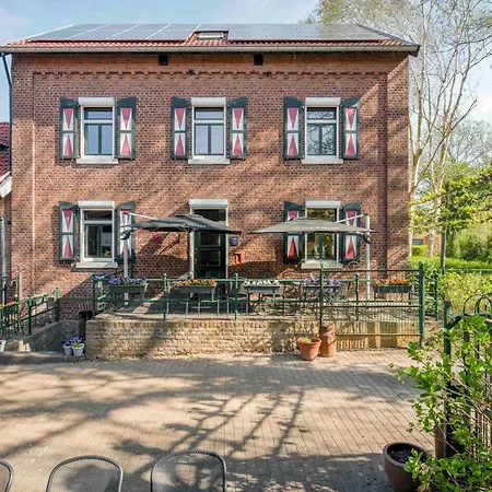 Luxe Familiehuis Voor 12 Personen, 6 Slaapkamers Met Eigen Badkamer, Luxe Keuken, Jetstreambad En Infrarood Sauna En 1 Ha Tuin In Vijlen, Zuid-limburg Vijlen