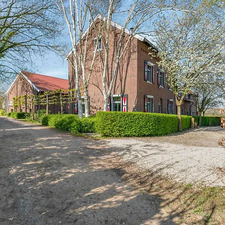 Luxe Familiehuis Voor 12 Personen, 6 Slaapkamers Met Eigen Badkamer, Luxe Keuken, Jetstreambad En Infrarood Sauna En 1 Ha Tuin In Vijlen, Zuid-limburg *