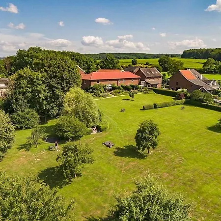 Tatil Evi Luxe Familiehuis Voor 12 Personen, 6 Slaapkamers Met Eigen Badkamer, Luxe Keuken, Jetstreambad En Infrarood Sauna En 1 Ha Tuin In Vijlen, Zuid-limburg Vijlen