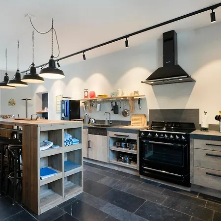 Luxe Familiehuis Voor 12 Personen, 6 Slaapkamers Met Eigen Badkamer, Luxe Keuken, Jetstreambad En Infrarood Sauna En 1 Ha Tuin In Vijlen, Zuid-limburg Tatil Evi