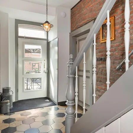 Tatil Evi Luxe Familiehuis Voor 12 Personen, 6 Slaapkamers Met Eigen Badkamer, Luxe Keuken, Jetstreambad En Infrarood Sauna En 1 Ha Tuin In Vijlen, Zuid-limburg