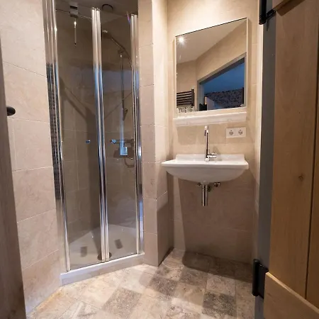 Tatil Evi Luxe Familiehuis Voor 12 Personen, 6 Slaapkamers Met Eigen Badkamer, Luxe Keuken, Jetstreambad En Infrarood Sauna En 1 Ha Tuin In Vijlen, Zuid-limburg Vijlen