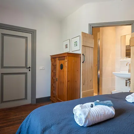 Tatil Evi Luxe Familiehuis Voor 12 Personen, 6 Slaapkamers Met Eigen Badkamer, Luxe Keuken, Jetstreambad En Infrarood Sauna En 1 Ha Tuin In Vijlen, Zuid-limburg *