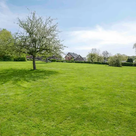 Luxe Familiehuis Voor 12 Personen, 6 Slaapkamers Met Eigen Badkamer, Luxe Keuken, Jetstreambad En Infrarood Sauna En 1 Ha Tuin In Vijlen, Zuid-limburg