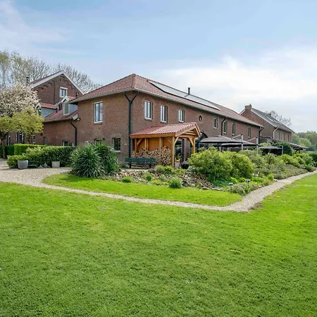 Luxe Familiehuis Voor 12 Personen, 6 Slaapkamers Met Eigen Badkamer, Luxe Keuken, Jetstreambad En Infrarood Sauna En 1 Ha Tuin In Vijlen, Zuid-limburg