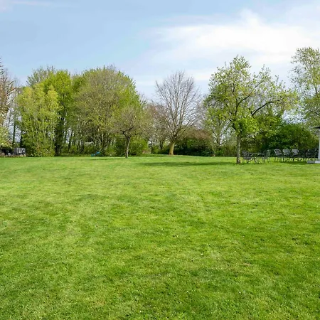 Tatil Evi Luxe Familiehuis Voor 12 Personen, 6 Slaapkamers Met Eigen Badkamer, Luxe Keuken, Jetstreambad En Infrarood Sauna En 1 Ha Tuin In Vijlen, Zuid-limburg *