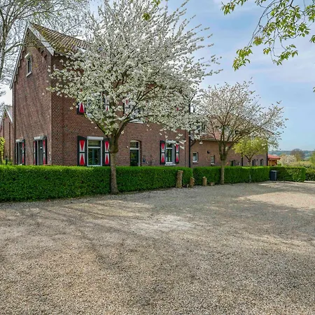 Luxe Familiehuis Voor 12 Personen, 6 Slaapkamers Met Eigen Badkamer, Luxe Keuken, Jetstreambad En Infrarood Sauna En 1 Ha Tuin In Vijlen, Zuid-limburg * Vijlen