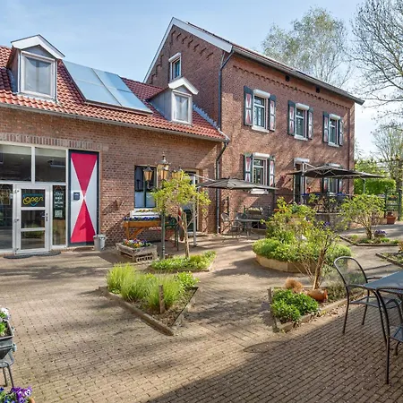 Tatil Evi Luxe Familiehuis Voor 12 Personen, 6 Slaapkamers Met Eigen Badkamer, Luxe Keuken, Jetstreambad En Infrarood Sauna En 1 Ha Tuin In Vijlen, Zuid-limburg *
